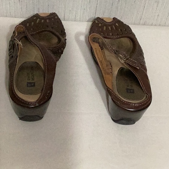 White mountain clogs. - Picture 1 of 7